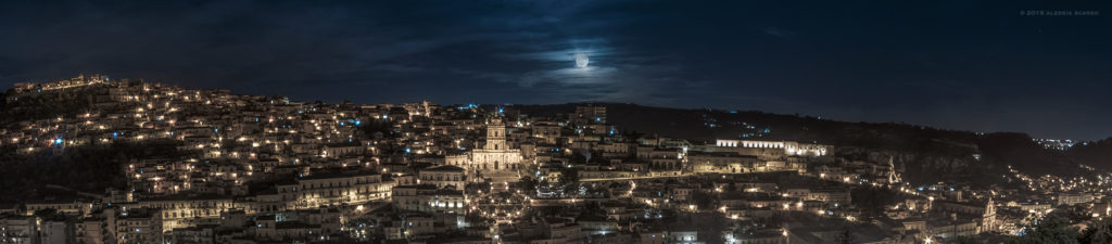 Astrofotografa Alessia Scarso astrofotografia Panorama Modica paesaggio notturno città barocca Unesco luna piena