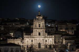Astrofotografa Alessia Scarso astrofotografia paesaggio notturno luna piena chiesa san giorgio modica barocco unesco