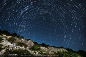 Astrofotografa Alessia Scarso astrofotografia Startail sul paesaggio della Necropoli di Zimmardo Bellamagna a Modica