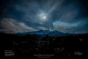 Eclissi di luna sull'Etna